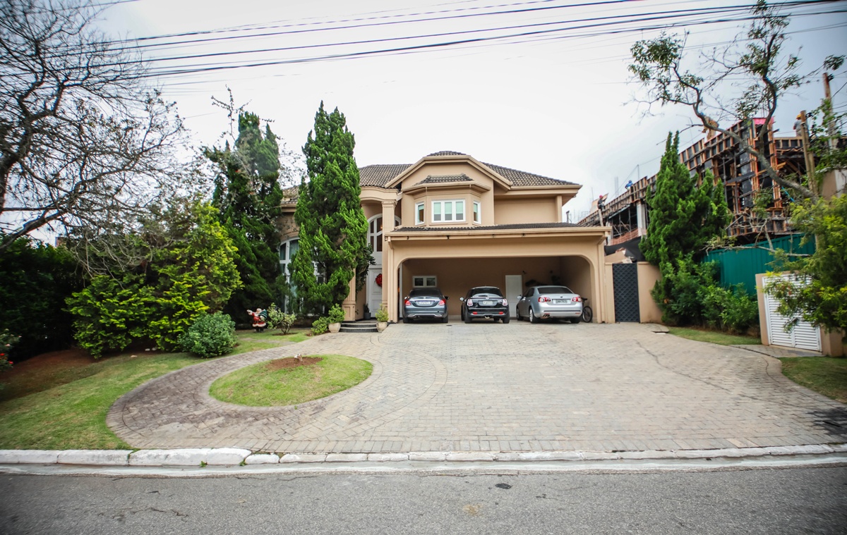 Residência Clássica de Alto Padrão à Venda no Tamboré 3